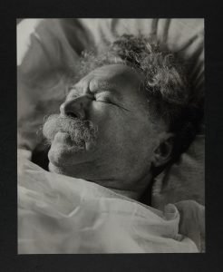 תמונת שאול טשרניחובסקי לאחר מותו (צלם: אלפרד ברנהיים), מאוסף מכון שוקן